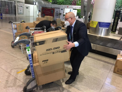 24萬只!好心人獨(dú)自攜帶大量口罩進(jìn)港 杭州機(jī)場快速轉(zhuǎn)運(yùn)